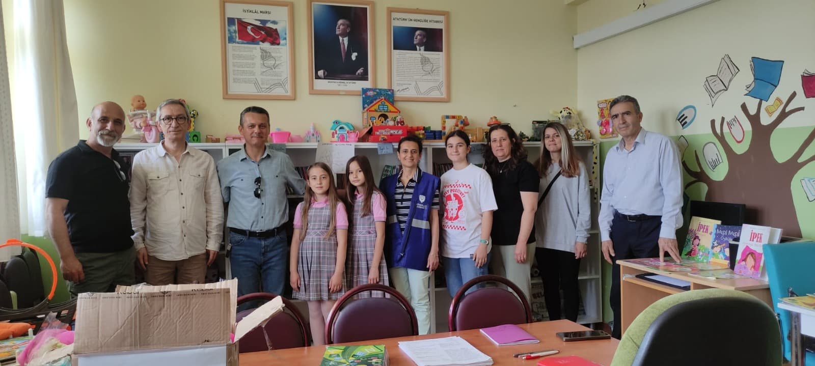 Okulda kurulan oyuncak kütüphanesinde öğretmenler, öğrenciler ve konuklar