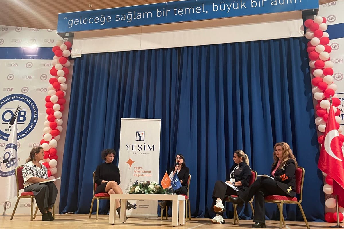 Gönüllülük Zirvesi'nin panel oturumu, Yeşim Grup ve okul temsilcileriyle sahnede