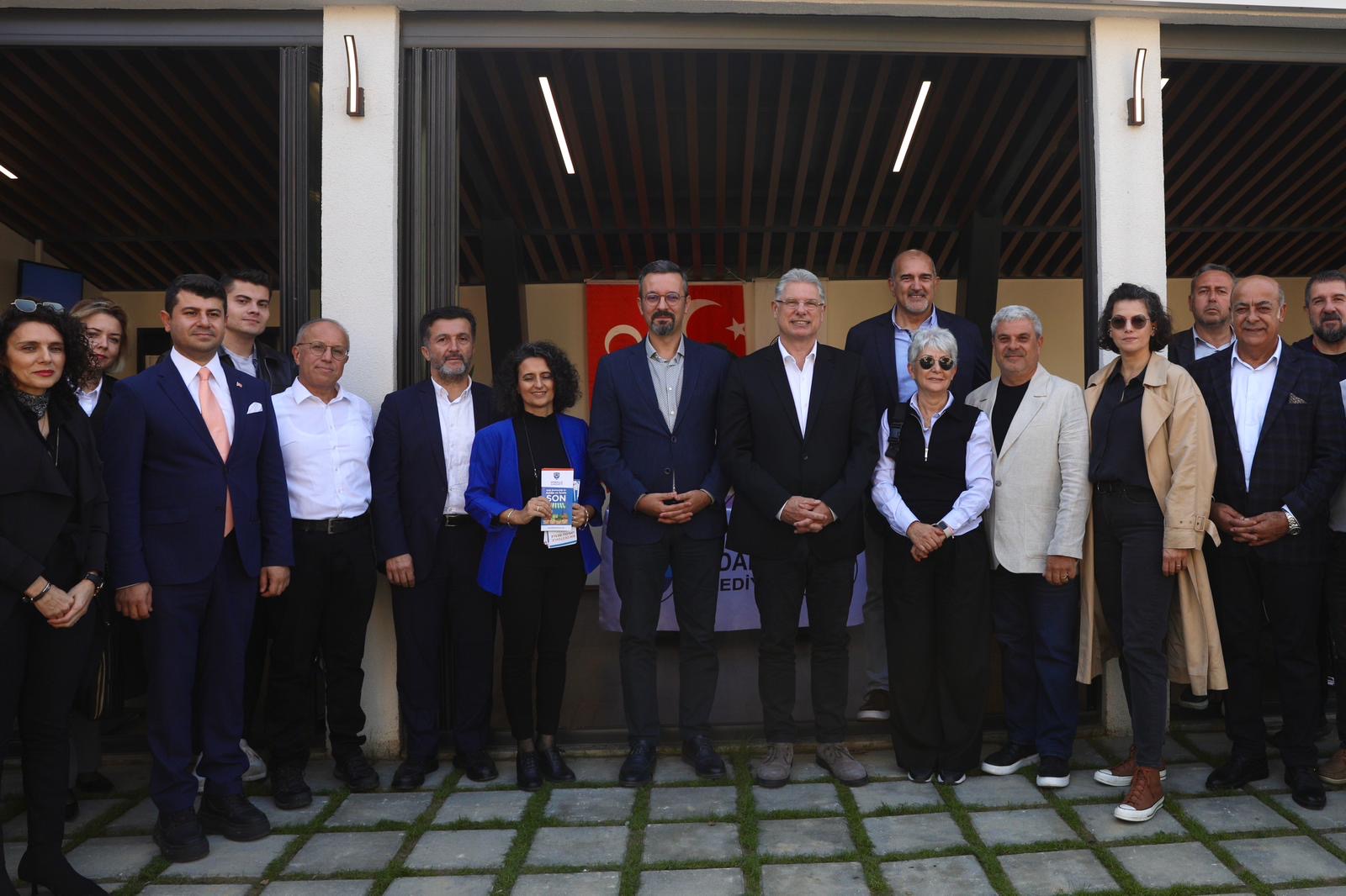 Protokol töreninde dernek yöneticilerimiz, Mudanya Belediye Başkanı ve belediye meclisi üyeleriyle birlikte