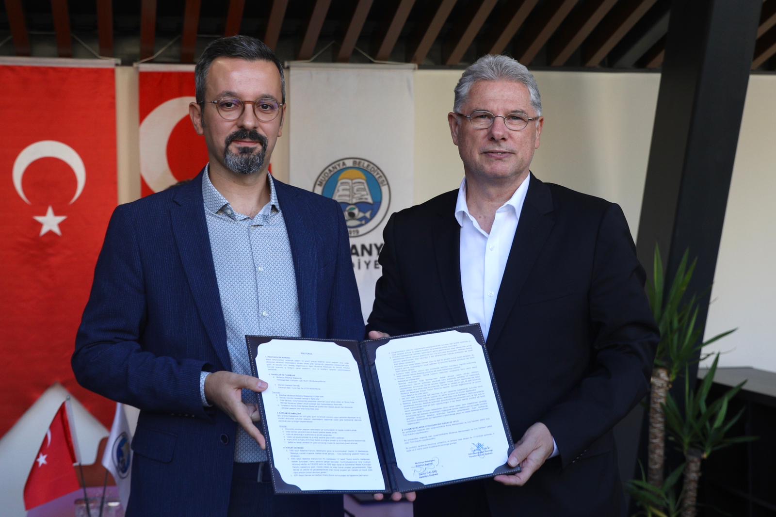 Dernek Başkanımız Sertaç Şipka ve Mudanya Belediye Başkanı Deniz Dalgıç imzalanan protokolü birlikte gösteriyor